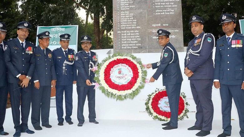 নড়াইলে মুক্তিযুদ্ধ স্মৃতিস্তম্ভ পুস্পস্তবক অর্পণ করেন  পুলিশ সুপার আল মামুন শিকদার নানা কর্মসূচির মধ...