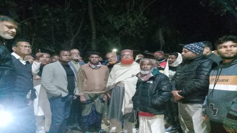 বাগেরহাটের সুগন্ধিতে আগুনে পোড়া ঘর পরিদর্শন করেছেন এম এ সালাম...