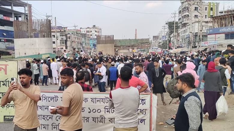 হাদি হত্যাকাণ্ডের প্রতিবাদে ঢাকা–সিলেট মহাসড়কে অবরোধ...