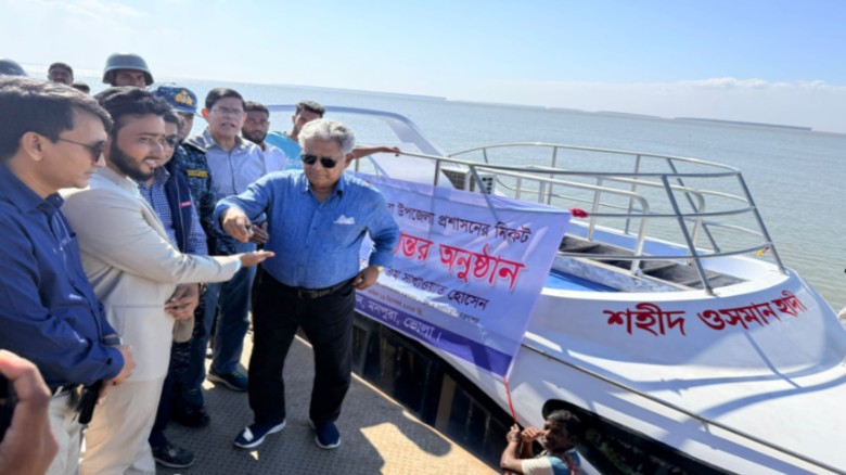জরুরি চিকিৎসায় জলপথে স্বস্তি: মনপুরায় ওয়াটার অ্যাম্বুলেন্স উপহার নৌপরিবহন উপদেষ্টার...
