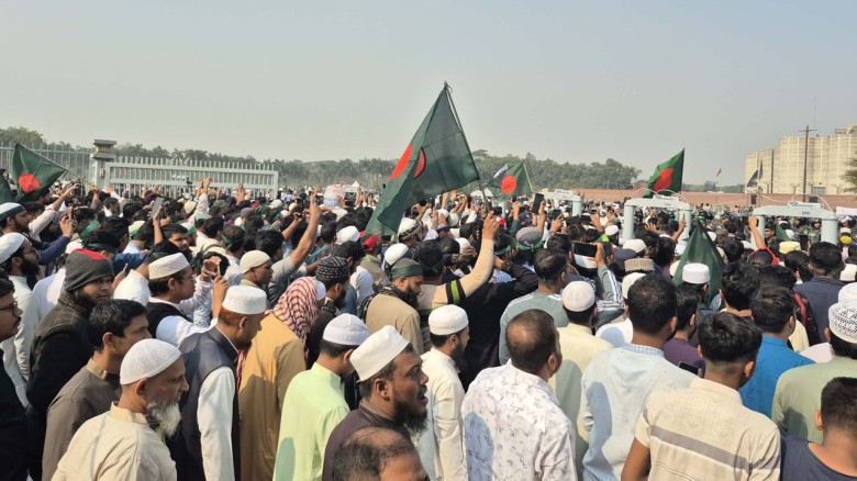 ছাত্র-জনতার অংশগ্রহণে উত্তাল সংসদ ভবনের দক্ষিণ প্লাজা...