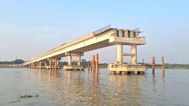 নড়াইলের নবগঙ্গা নদীর বারইপাড়া সেতুর কাজ ৮ বছরেও শেষ হয়নি...
