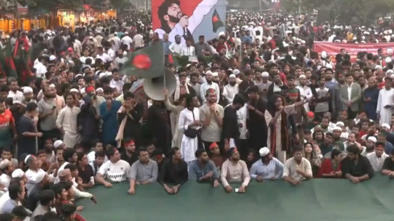 হাদিকে ঘিরে শোক আর ক্ষোভ, ন্যায়বিচারের দাবিতে উত্তাল শাহবাগ...