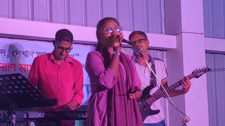 শিকড়ের টানে মঞ্চ মাতাচ্ছেন কিশোরগঞ্জের রুপা...