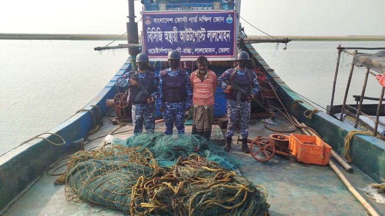 ভোলার লালমোহনে কোস্ট গার্ডের অভিযানে অবৈধ আর্টিসানাল ট্রলিং বোটসহ জেলে আটক...
