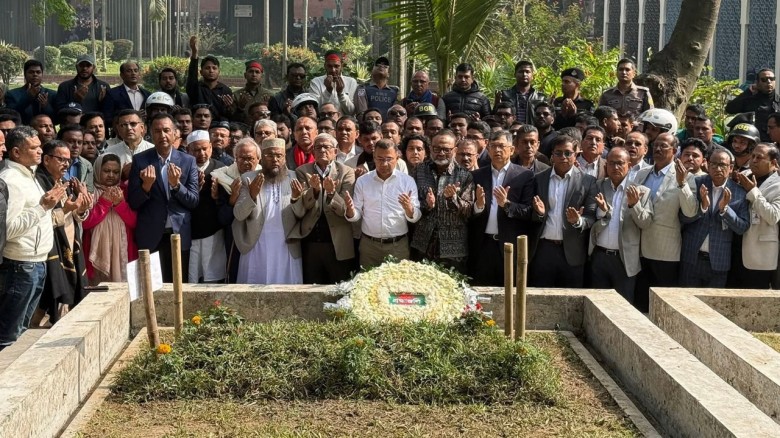 শহীদ ওসমান হাদির কবর জিয়ারত করে দোয়া করলেন তারেক রহমান...