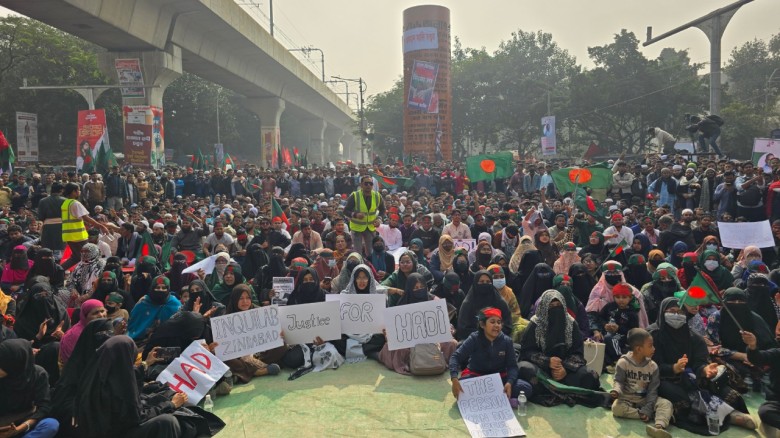 দফা দাবিতে ফের শাহবাগ মোড়ে ইনকিলাব মঞ্চের অবস্থান...