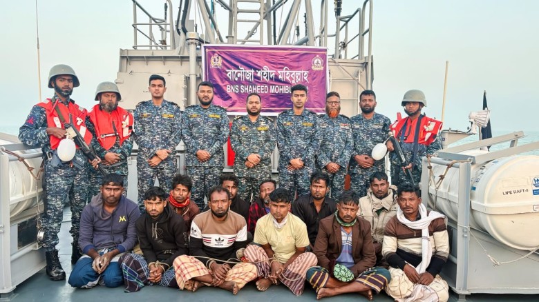 বোটসহ ১১ পাচারকারী ধরা, মায়ানমারের দিকে যাচ্ছিল ডিজেল ও সিমেন্ট...