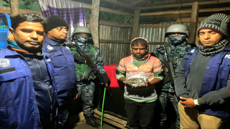মাদকবিরোধী যৌথ অভিযানে ভোলা সদরে গাঁজা ব্যবসায়ী আটক...