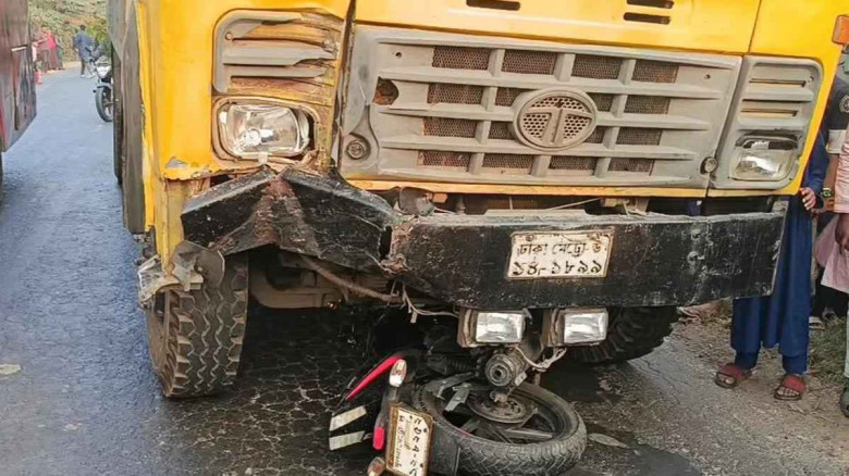 নড়াইলে কাভার্ড ভ্যান ও মোটরসাইকেল মুখোমুখি  সংঘর্ষে যুবক নিহত...