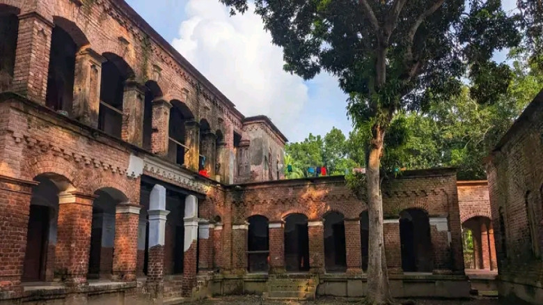 নড়াইলে প্রখ্যাত ঔপন্যাসিক ডা. নীহার রঞ্জন গুপ্তের শেষ স্মৃতি চিহ্নটুকু হারিয়ে যেতে বসেছে...