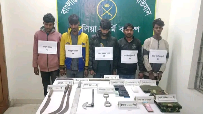 নড়াইলের নড়াগাতিতে যৌথ বাহিনীর অভিযান, দেশীয় অস্ত্র ও ইয়াবাসহ পাঁচ মাদক কারবারি গ্রেপ্তার...
