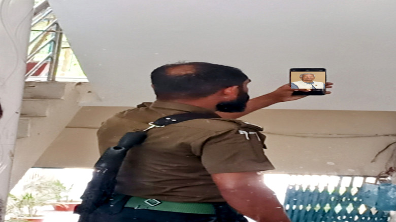 আনসার সদস্যের সাথে ভোট কেন্দ্রের রিপোর্টিং টেষ্টে প্রধান উপদেষ্টা ড. মুহাম্মদ ইউনূসের সরাসরি ভিডিও ক...