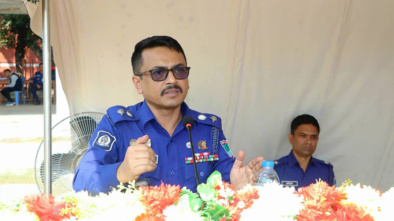 নড়াইলে আসন্ন ত্রয়োদশ জাতীয় সংসদ নির্বাচন  উপলক্ষে আইন-শৃঙ্খলা রক্ষার্থে নির্বাচনী ব্রিফিং প্যারেড ...