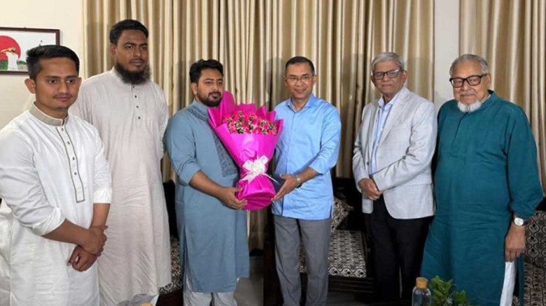 রাজনৈতিক সৌজন্য সাক্ষাৎ: নাহিদের বাসায় তারেক রহমান...