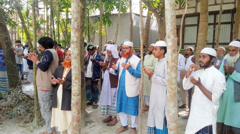 ঈশাণবালায় জামায়াত কর্মীর মায়ের জানাজায় অ্যাডভোকেট শাহজাহান মিয়া...