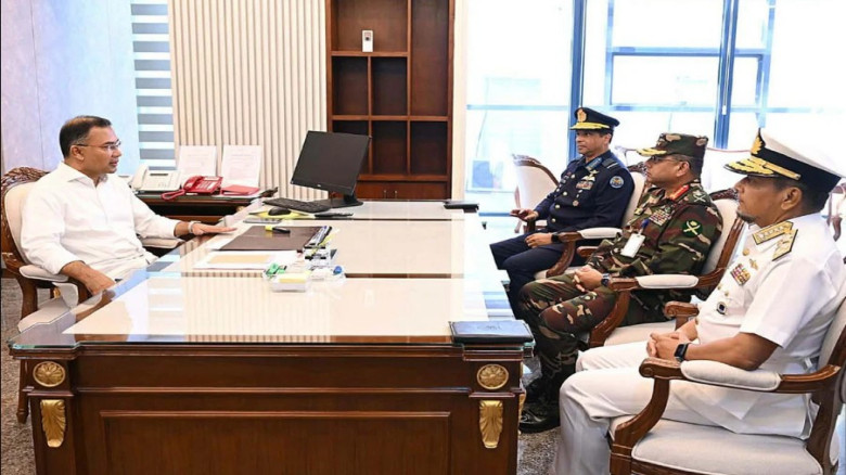 প্রধানমন্ত্রীর সঙ্গে তিন বাহিনী প্রধানের সাক্ষাৎ...