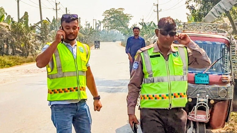 পুলিশের পোশাকে চাঁদা তোলেন ‘ভাগিনা নাঈম’মহাসড়কের অরাজকতা নিয়ে মুখ খুলছে না প্রশাসন...