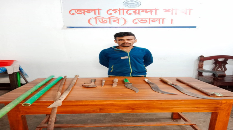 ডাকাতির প্রস্তুতিকালে ভোলায় ডিবি পুলিশের অভিযানে দেশীয় অস্ত্রসহ গ্রেফতার ১...