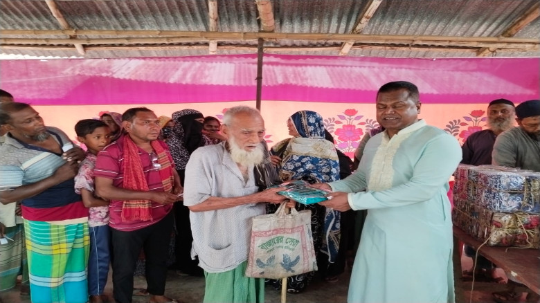 বাগেরহাটে এম এ সালামের ঈদ উপহার বিতরণ