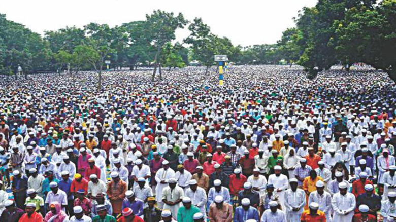 শোলাকিয়ায় ইতিহাস গড়া সমাগম: ৬ লাখ মুসল্লির ঈদ জামাত