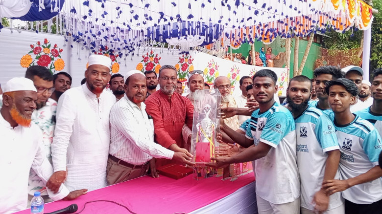 লক্ষীপুরে মরহুম সিদ্দিকুর রহমান মৃধা স্মৃতি সংঘের মিনি ফুটবল টুর্নামেন্টের ফাইনাল অনুষ্ঠিত...