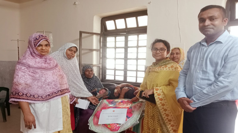 নড়াইলে ঈদের ছুটিতেও মা ও শিশু কেন্দ্রে স্বাস্থ্যসেবা পেয়ে খুশি সেবাগ্রহীতারা...