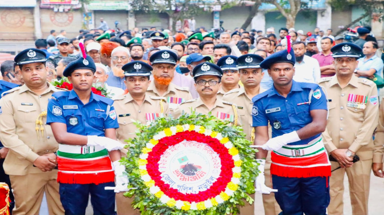 নড়াইলের পুলিশ সুপার আল মামুন শিকদারের মুক্তিযুদ্ধ স্মৃতিস্তম্ভে পুষ্পস্তবক অর্পণ...