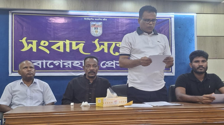 বাগেরহাটে ভবনের সানসেডে নির্মান করার প্রতিবাদ করায় হামলার ঘটনায় সংবাদ সম্মেলন...