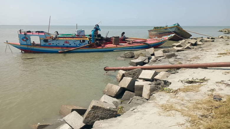 রাতের আঁধারে অবৈধ মাটি কাটায় হাইমচরের নদী বাঁধে ৫০০ ফুট ভাঙন, আটক ৪...