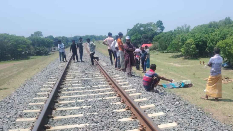 নড়াইলের লোহাগড়ায় দাফনের ৭ মাস পর পার্ক ব্যবস্থাপকের মরদেহ উত্তোলন ও ট্রেনে কাটা পড়ে বৃদ্ধ নিহত...