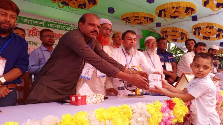 আদর্শ একাডেমী ফরিদগঞ্জে মেধা ও বার্ষিক ক্রীড়া পুরস্কার বিতরণী অনুষ্ঠিত ‎...