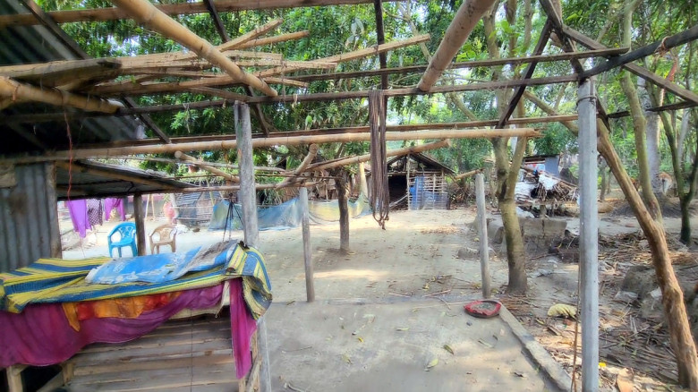 নড়াইলের পল্লীতে টাকা না পেয়ে ঘরের টিন খুলে নিল পাওনাদার...