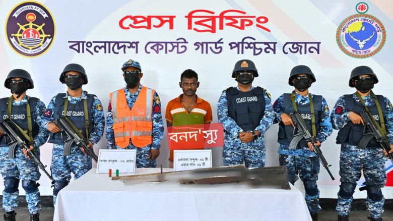 সুন্দরবনের ডাকাত ছোট সুমন বাহিনীর সেকেন্ড ইন কমান্ড অস্ত্র ও গোলাবারুদ'সহ আটক...