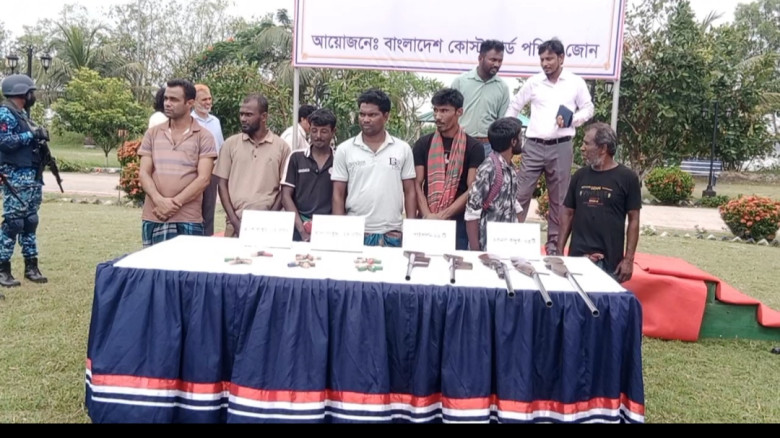 সুন্দরবনের কুখ্যাত বনদস্যু "ছোট সুমন" বাহিনীর প্রধান'সহ সাতজনেট আত্মসমর্পণ...