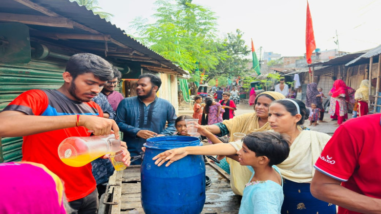 শাহিন রহমান মানবিক উন্নয়ন ফাউন্ডেশনের উদ্যোগে পথচারী ও দুস্থদের মাঝে খাবার বিতরণ...