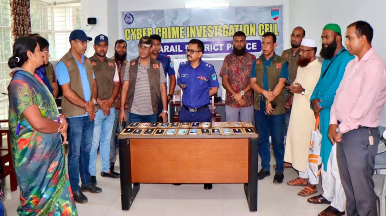 নড়াইলে হারিয়ে যাওয়া মোবাইল ও নগদ টাকা উদ্ধার প্রকৃত মালিকদের নিকট হস্তান্তর করেন এসপি আল মামুন শি...