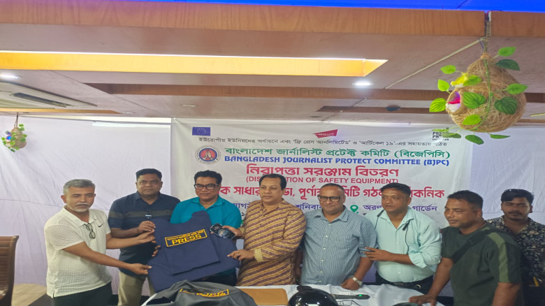 খুলনা বিভাগের ৬০ জন সাংবাদিকের মধ্যে নিরাপত্তা সরঞ্জাম বিতরণ...
