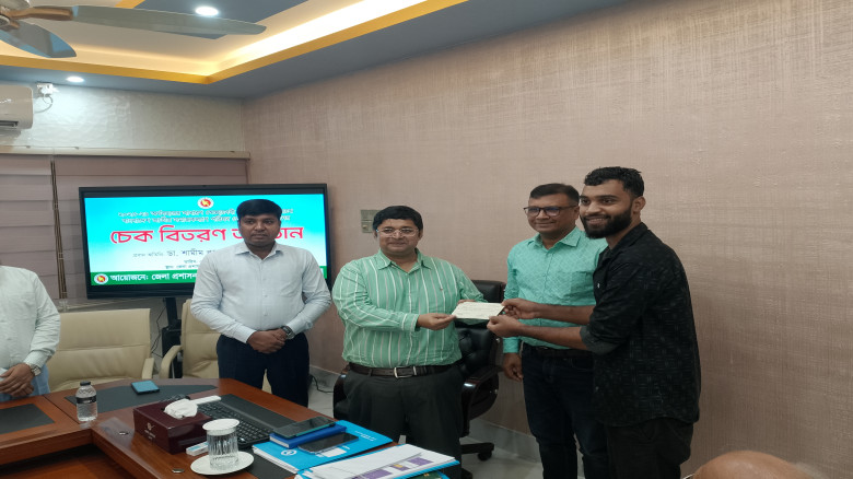 জেলা প্রশাসকের হাত থেকে অনুদানের চেক গ্রহণ করল স্বাধীন যুব উন্নয়ন সংস্থা, ভোলা...