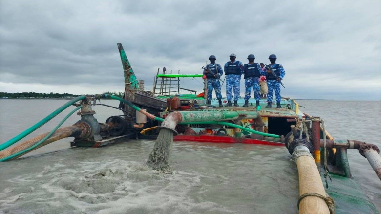 মনপুরায় অবৈধ বালু উত্তোলনে কোস্ট গার্ডের অভিযান, ড্রেজার-বাল্কহেডসহ আটক ৫...
