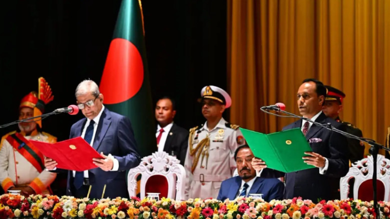 রাষ্ট্রের সর্বোচ্চ পদে নতুন মুখ, শপথ নিলেন মির্জা ফখরুল ইসলা