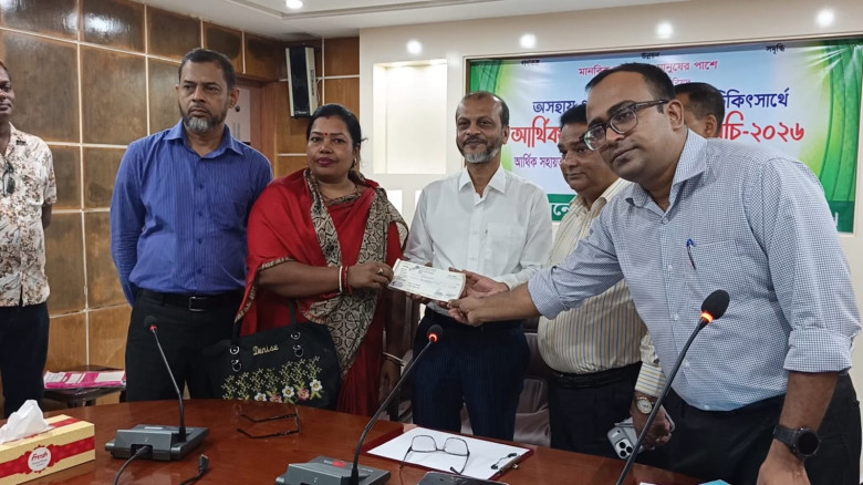 বাগেরহাটে চিকিৎসার জন্য আর্থিক সহায়তা পেলেন ১৩ জন অসচ্ছল ব্