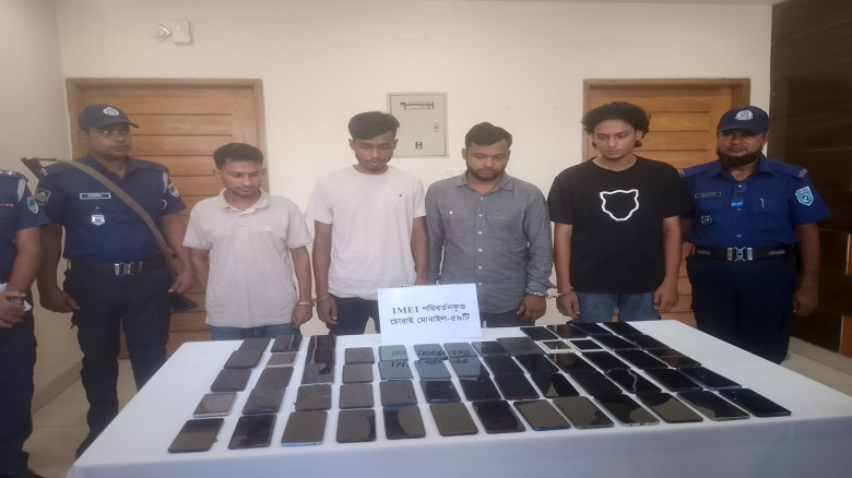 বাগেরহাটে IMEI পরিবর্তনকৃত ৫৯টি চোরাই মোবাইল উদ্ধার, গ্রেপ্তার ৪...