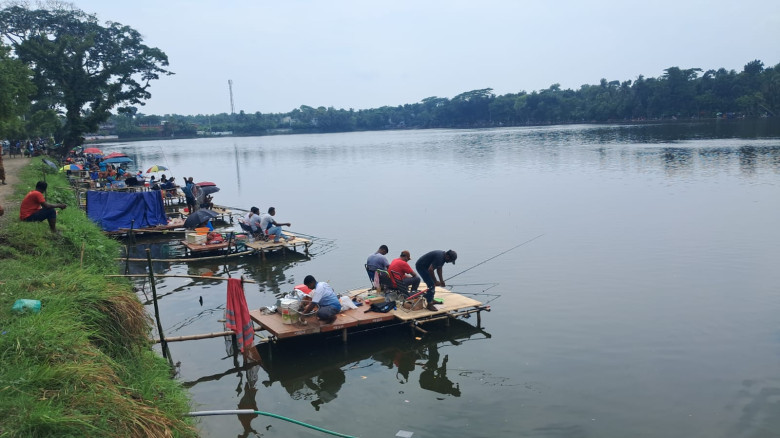 ৪০ কোটি টাকার পানি প্রকল্প অচল, পচা দিঘিতে মাছ শিকারের উৎসব