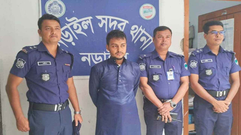 নড়াইলে মাদরাসাছাত্রকে বলাৎকারের অভিযোগ শিক্ষকে গ্রেফতার করছে