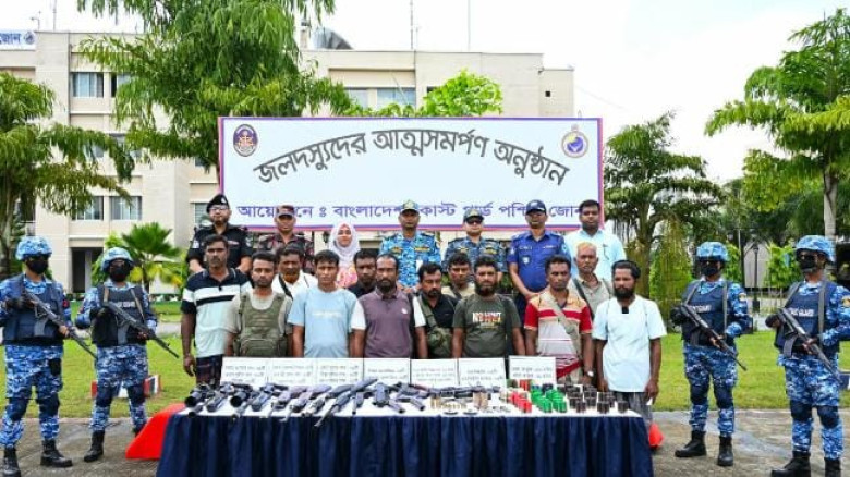 সুন্দরবনের ত্রাস " নানাভাই " বাহিনীর প্রধানসহ ১২ জনের কোস্ট গার্ডের নিকট আত্মসমর্পণ...