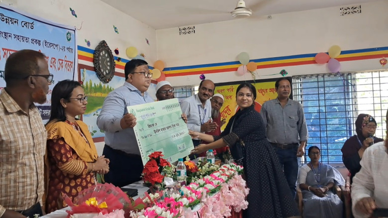 বাগেরহাটে কিশোরীদের উদ্বুদ্ধকরণ প্রশিক্ষণ, চেক ও চারা বিতরণ...