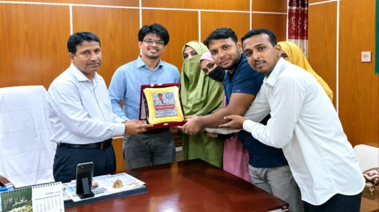 অসুস্থ শরীরেও থামেনি সেবার হাত, ভোলায় সম্মাননা পেলেন ডা. ইরফান...