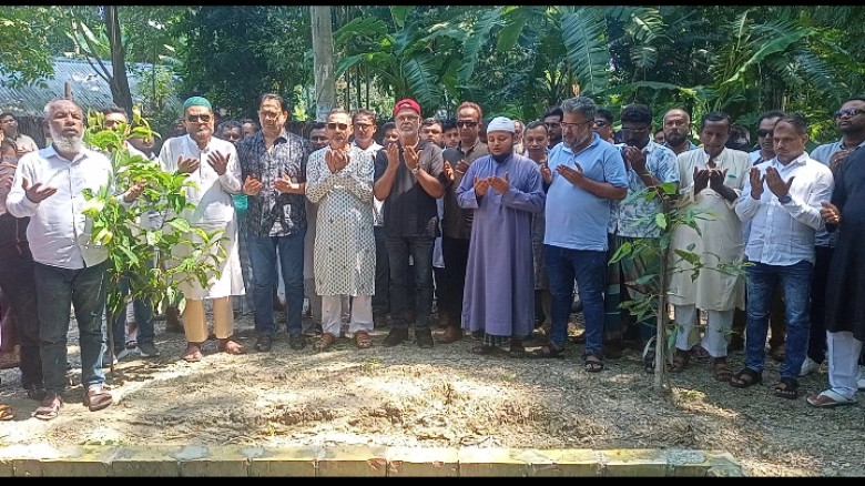 কৃষক দল নেতা বাদল মোড়লের কবর জিয়ারত করেছেন খাদেম নিয়ামুল ন