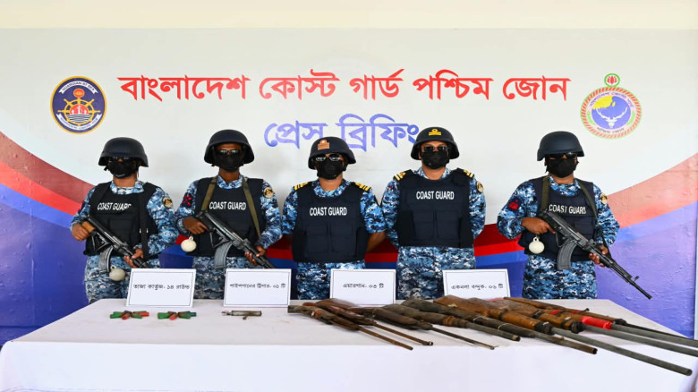 সুন্দরবনে কোস্ট গার্ডের অভিযানে বিপুল অস্ত্র-গোলাবারুদ উদ্ধা